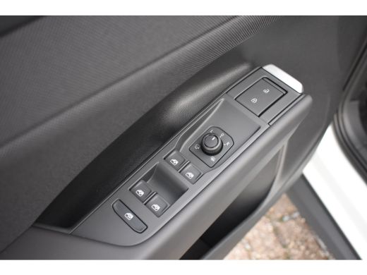 Volkswagen T-Roc Life First Edition Inclusief &euro;2000,- inruilvoordeel | 'App-Connect' draadloze smartphone integrat... ActivLease financial lease