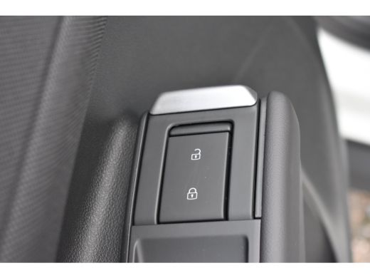 Volkswagen T-Roc Life First Edition Inclusief &euro;2000,- inruilvoordeel | 'App-Connect' draadloze smartphone integrat... ActivLease financial lease