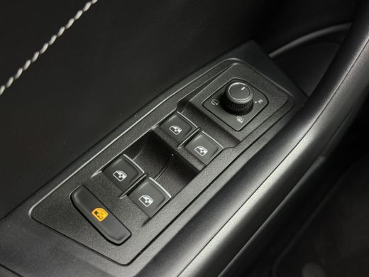 Volkswagen T-Roc TSI 115PK LIFE GOAL EDITION NAVI/CARPLAY/STOELVERWARMING FABRIEKS GARANTIE ActivLease financial lease