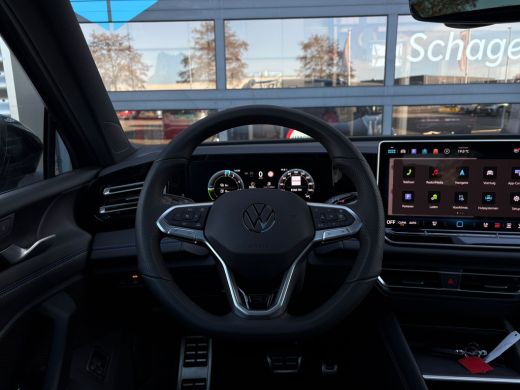 Volkswagen Tiguan R-Line Edition - eHybrid Inclusief &euro;2000,- inruilvoordeel| 'App-Connect' draadloze smartphone int... ActivLease financial lease