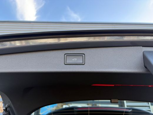 Volkswagen Tiguan R-Line Edition - eHybrid Inclusief &euro;2000,- inruilvoordeel| 'App-Connect' draadloze smartphone int... ActivLease financial lease