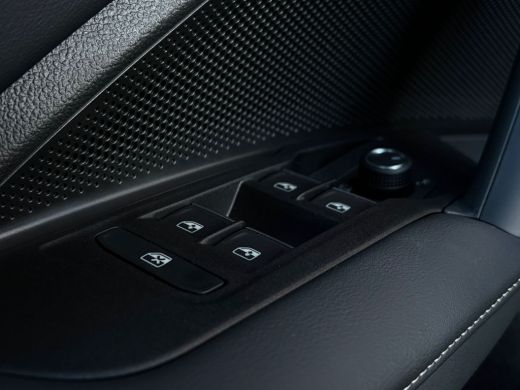 Volkswagen Tiguan R-Line Edition - eHybrid Inclusief &euro;2000,- inruilvoordeel| 'App-Connect' draadloze smartphone int... ActivLease financial lease