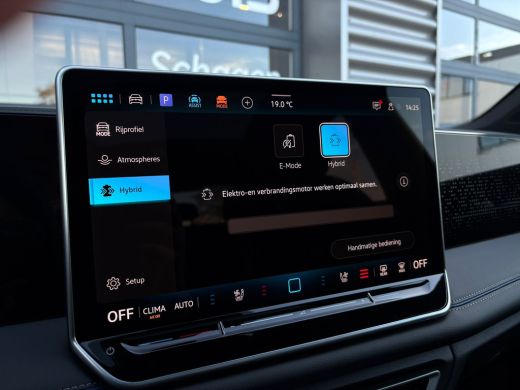 Volkswagen Tiguan R-Line Edition - eHybrid Inclusief &euro;2000,- inruilvoordeel| 'App-Connect' draadloze smartphone int... ActivLease financial lease