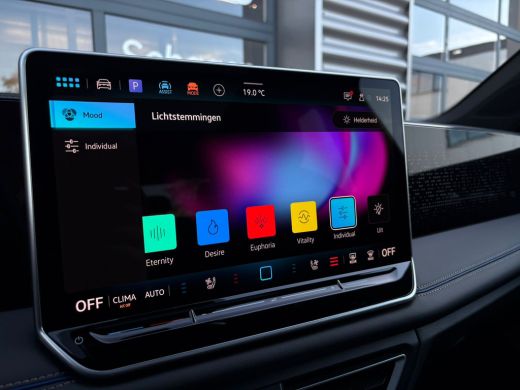 Volkswagen Tiguan R-Line Edition - eHybrid Inclusief &euro;2000,- inruilvoordeel| 'App-Connect' draadloze smartphone int... ActivLease financial lease