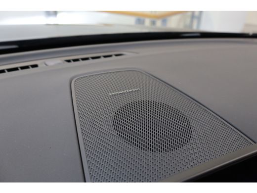 Volvo  XC60 T6 350PK AWD Plus Black Edition | Facelift | Pano-dak | Premium Pack | Lighting Pack ActivLease financial lease