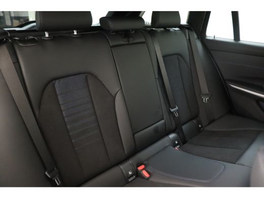 BMW 3 Serie Touring 318i M Sport Automaat / Sportstoelen / M Sportonderstel / LED / Live Cockpit Professional... ActivLease financial lease