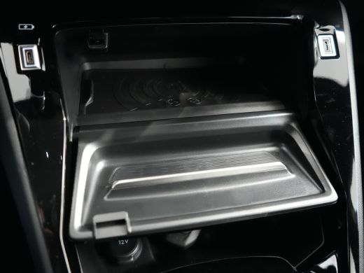 Peugeot 208 GT | Armsteunen op de voorportieren bekleed met kunstleder met groen sierstiksel (GT-Line) | Clim... ActivLease financial lease