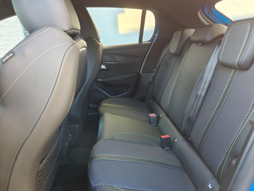 Peugeot 208 GT | Armsteunen op de voorportieren bekleed met kunstleder met groen sierstiksel (GT-Line) | Clim... ActivLease financial lease