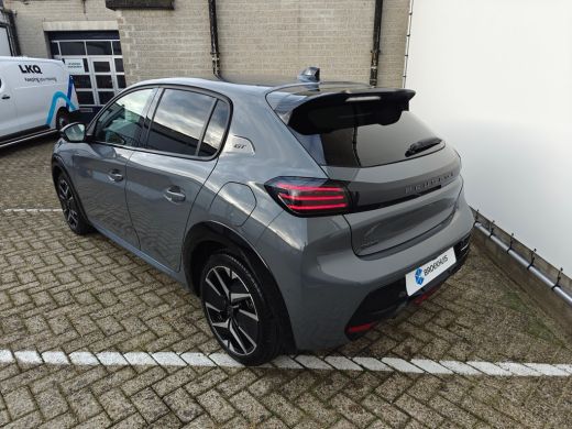 Peugeot 208 GT | Armsteunen op de voorportieren bekleed met kunstleder met groen sierstiksel (GT-Line) | Clim... ActivLease financial lease