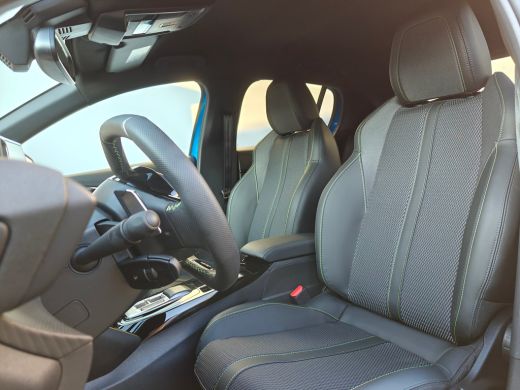 Peugeot 208 GT | Armsteunen op de voorportieren bekleed met kunstleder met groen sierstiksel (GT-Line) | Clim... ActivLease financial lease