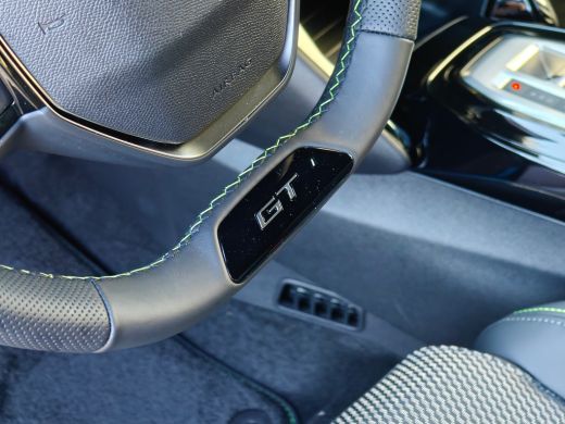 Peugeot 208 GT | Armsteunen op de voorportieren bekleed met kunstleder met groen sierstiksel (GT-Line) | Clim... ActivLease financial lease