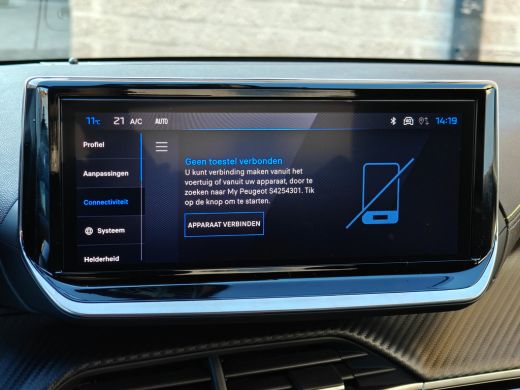 Peugeot 208 GT | Armsteunen op de voorportieren bekleed met kunstleder met groen sierstiksel (GT-Line) | Clim... ActivLease financial lease