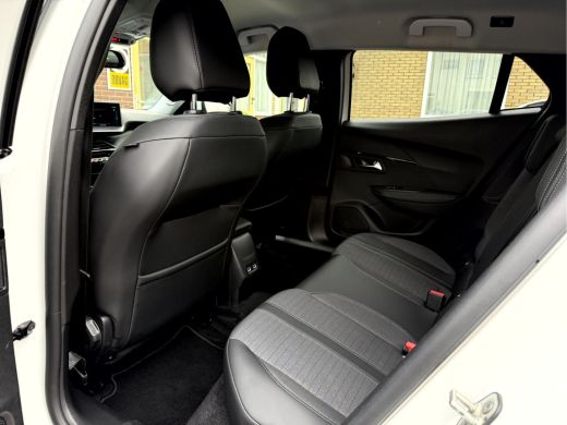 Peugeot e-2008 EV Allure Pack 50 kWh Camera, Carplay, Stoelverwarming ActivLease financial lease