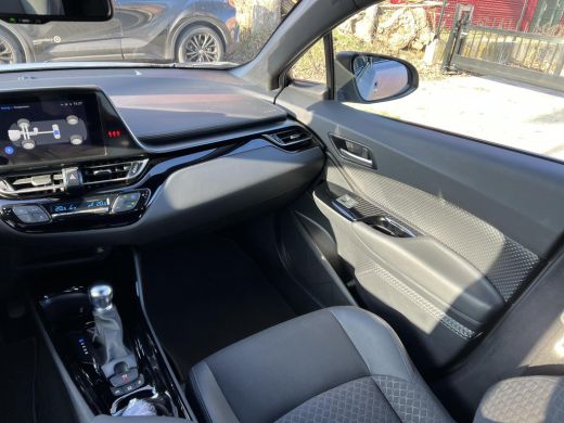 Toyota C-HR 1.8 Hybrid Bi-Tone ActivLease financial lease