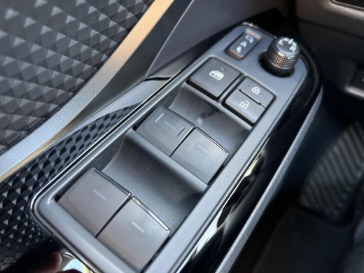 Toyota C-HR 1.8 Hybrid Bi-Tone ActivLease financial lease