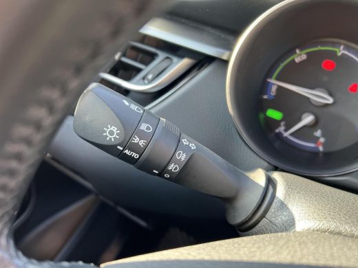 Toyota C-HR 1.8 Hybrid Bi-Tone ActivLease financial lease