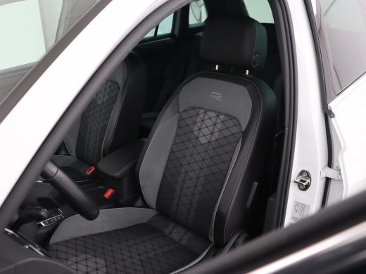 Volkswagen Tiguan 1.4 TSI eHybrid R Line | Trekhaak | Matrix LED | Carplay | Adaptive cruise | Park Assist | Naviga... ActivLease financial lease