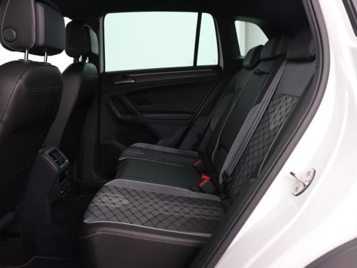 Volkswagen Tiguan 1.4 TSI eHybrid R Line | Trekhaak | Matrix LED | Carplay | Adaptive cruise | Park Assist | Naviga... ActivLease financial lease