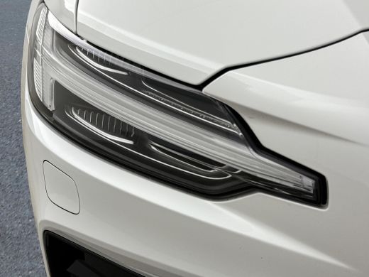 Volvo  V60 B4 Plus Dark | 19" | Panoramadak | Full LED | Getint Glas | Elektr. verst. Stoelen | Adaptieve Cr... ActivLease financial lease