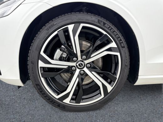 Volvo  V60 B4 Plus Dark | 19" | Panoramadak | Full LED | Getint Glas | Elektr. verst. Stoelen | Adaptieve Cr... ActivLease financial lease
