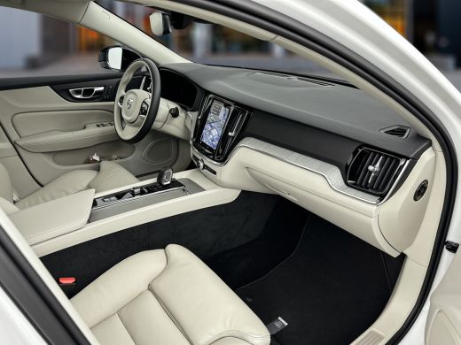 Volvo  V60 B4 Plus Dark | 19" | Panoramadak | Full LED | Getint Glas | Elektr. verst. Stoelen | Adaptieve Cr... ActivLease financial lease