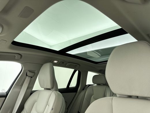 Volvo  V60 B4 Plus Dark | 19" | Panoramadak | Full LED | Getint Glas | Elektr. verst. Stoelen | Adaptieve Cr... ActivLease financial lease