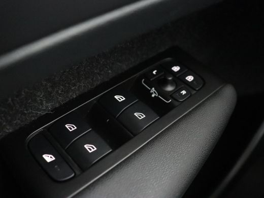 Volvo  XC40 Recharge P8 AWD R Design | Trekhaak | Leder/Alcantara | Stoel & stuurverwarming | Keyless | Navig... ActivLease financial lease