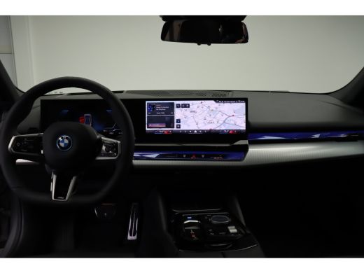 BMW i5 eDrive40 High Executive M Sport / Panoramadak / M Sportonderstel / Comfort Access / Adaptieve LED... ActivLease financial lease