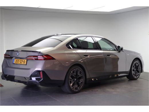 BMW i5 eDrive40 High Executive M Sport / Panoramadak / M Sportonderstel / Comfort Access / Adaptieve LED... ActivLease financial lease