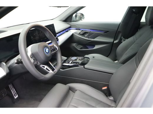BMW i5 eDrive40 High Executive M Sport / Panoramadak / M Sportonderstel / Comfort Access / Adaptieve LED... ActivLease financial lease
