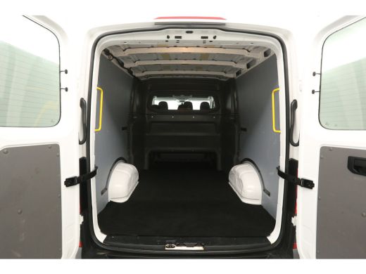 Volkswagen Crafter 2.0 TDI 177PK L3H2 | DC | 6-Zits | 3000kg Trekgew. | Trekh. | Airco | Cruise | Carplay | Parkeers... ActivLease financial lease