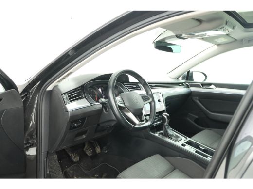 Volkswagen Passat Variant 1.5 TSI Elegance Business R Trekhaak, Navigatie, Stoelverwarming! ActivLease financial lease