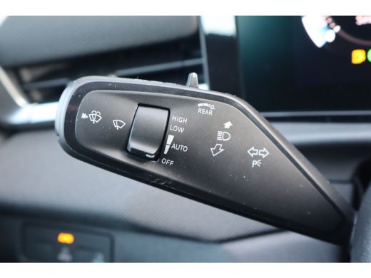 Volkswagen T-Roc Life First Edition Inclusief &euro;2000,- inruilvoordeel | 'App-Connect' draadloze smartphone integrat... ActivLease financial lease