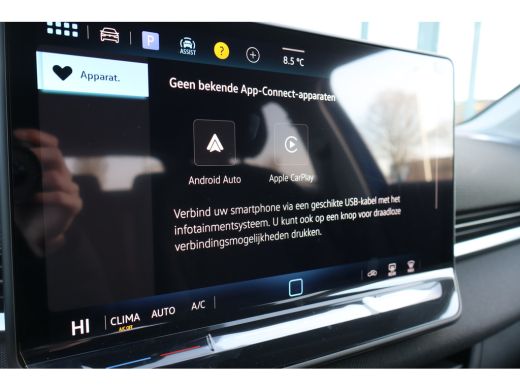 Volkswagen T-Roc Life First Edition Inclusief &euro;2000,- inruilvoordeel | 'App-Connect' draadloze smartphone integrat... ActivLease financial lease