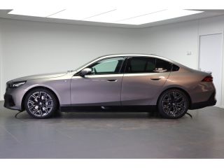 BMW i5 eDrive40 High Executive M Sport / Panoramadak / M Sportonderstel / Comfort Access / Adaptieve LED...