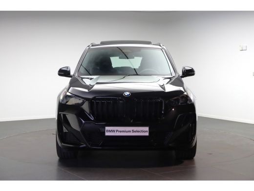 BMW X1 sDrive18i M Sport Automaat / Panoramadak / Sportstoelen / Achteruitrijcamera / M Adaptief onderst... ActivLease financial lease