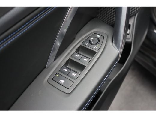 BMW X1 sDrive18i M Sport Automaat / Panoramadak / Sportstoelen / Achteruitrijcamera / M Adaptief onderst... ActivLease financial lease