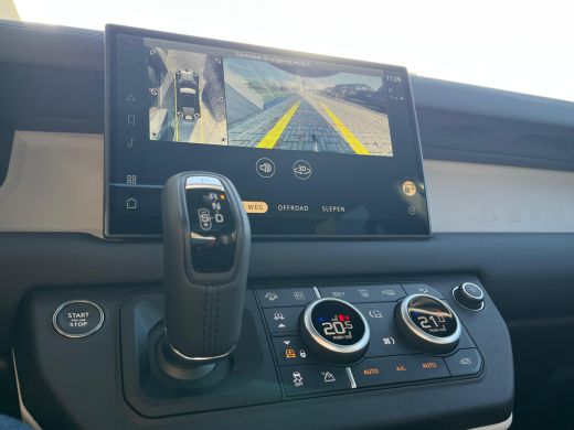 Land Rover Defender Defender 110 P300e 110 X-Dynamic SE | Pano | Afn trekhaak | Cold Climate | Koelbox | 20 Inch | Pr... ActivLease financial lease