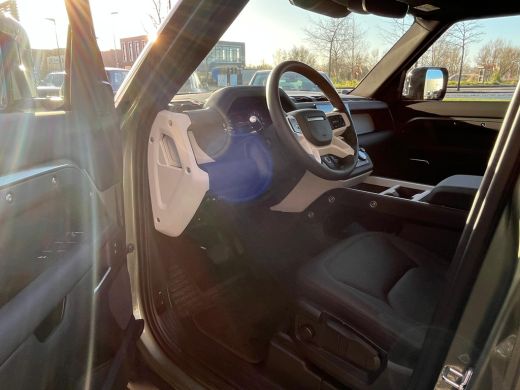 Land Rover Defender Defender 110 P300e 110 X-Dynamic SE | Pano | Afn trekhaak | Cold Climate | Koelbox | 20 Inch | Pr... ActivLease financial lease