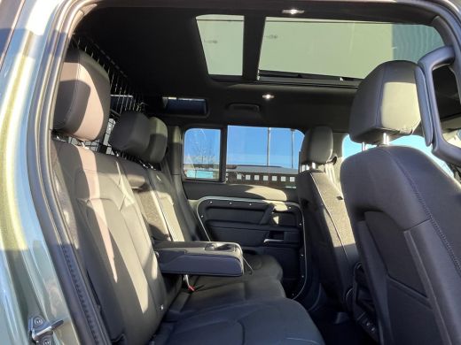 Land Rover Defender Defender 110 P300e 110 X-Dynamic SE | Pano | Afn trekhaak | Cold Climate | Koelbox | 20 Inch | Pr... ActivLease financial lease