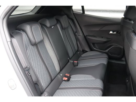 Peugeot 2008 1.2 PURETECH 130PK ALLURE PACK AUTOMAAT / NAVI / LEDER / CLIMA / LED / PDC / 17" LMV / CAMERA / W... ActivLease financial lease