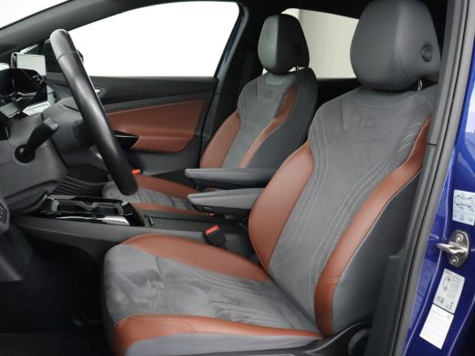 Volkswagen ID.4 First 77 kWh | Trekhaak | Stoel & stuurverwarming | Adaptive cruise | Camera | Carplay | Half led... ActivLease financial lease