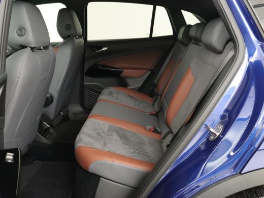 Volkswagen ID.4 First 77 kWh | Trekhaak | Stoel & stuurverwarming | Adaptive cruise | Camera | Carplay | Half led... ActivLease financial lease