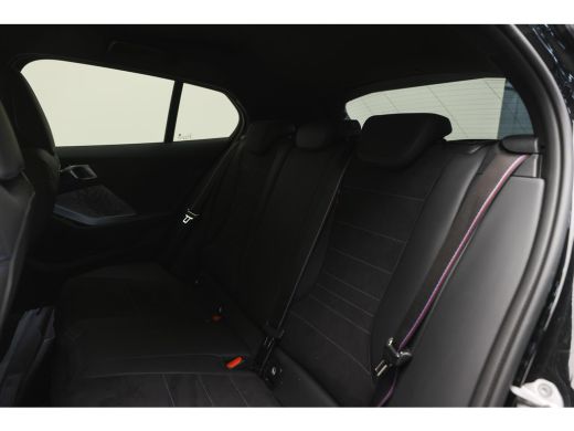 BMW 1 Serie 120 M Sport Automaat / Sportstoelen / Achteruitrijcamera / M Adaptief onderstel / Comfort Access ... ActivLease financial lease