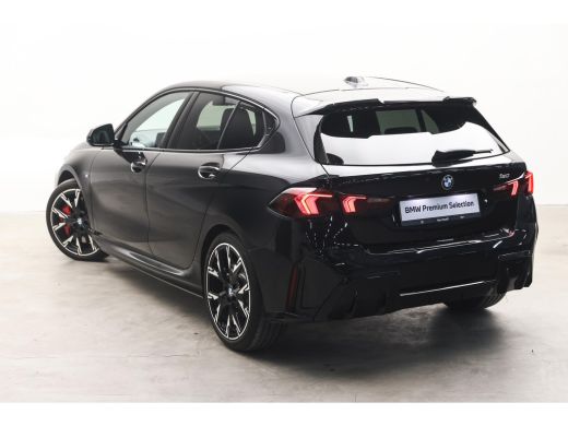 BMW 1 Serie 120 M Sport Automaat / Sportstoelen / Achteruitrijcamera / M Adaptief onderstel / Comfort Access ... ActivLease financial lease