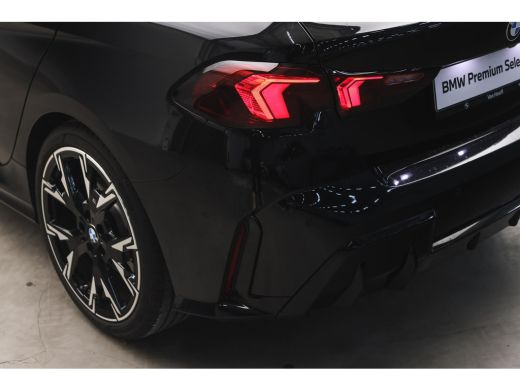 BMW 1 Serie 120 M Sport Automaat / Sportstoelen / Achteruitrijcamera / M Adaptief onderstel / Comfort Access ... ActivLease financial lease