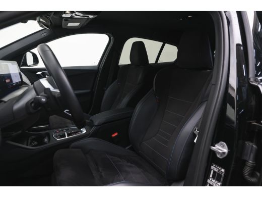 BMW 1 Serie 120 M Sport Automaat / Sportstoelen / Achteruitrijcamera / M Adaptief onderstel / Comfort Access ... ActivLease financial lease