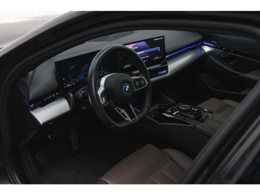 BMW 5 Serie Touring 530e M Sport Automaat / Panoramadak / Trekhaak / Stoelventilatie / M Sportonderstel / Stu... ActivLease financial lease
