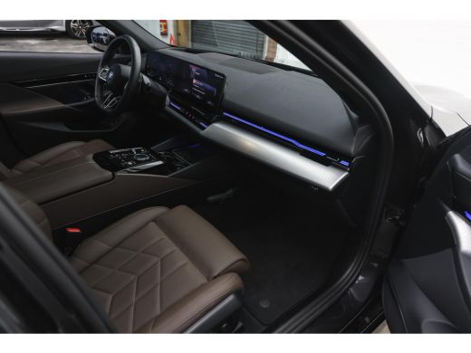 BMW 5 Serie Touring 530e M Sport Automaat / Panoramadak / Trekhaak / Stoelventilatie / M Sportonderstel / Stu... ActivLease financial lease