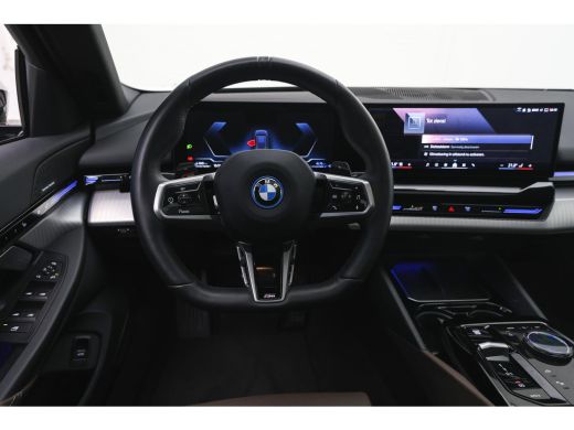 BMW 5 Serie Touring 530e M Sport Automaat / Panoramadak / Trekhaak / Stoelventilatie / M Sportonderstel / Stu... ActivLease financial lease